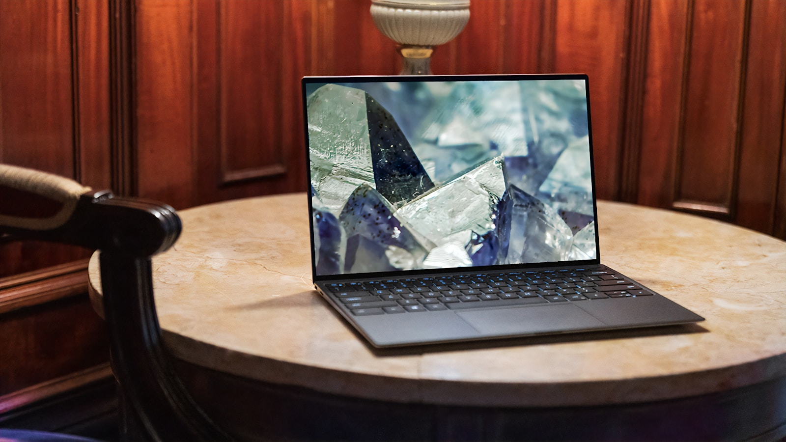 📸📸 Realistic photo of a person testing a laptop in an electronics store, fingers on keyboard, screen glowing, professional setup 📸📸 notebook testing, hands typing, electronics shop